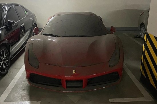 Tiếc nuối nhìn siêu xe Ferrari từng của Cường ‘Đô la’ phủ kín bụi ở Hà Nội