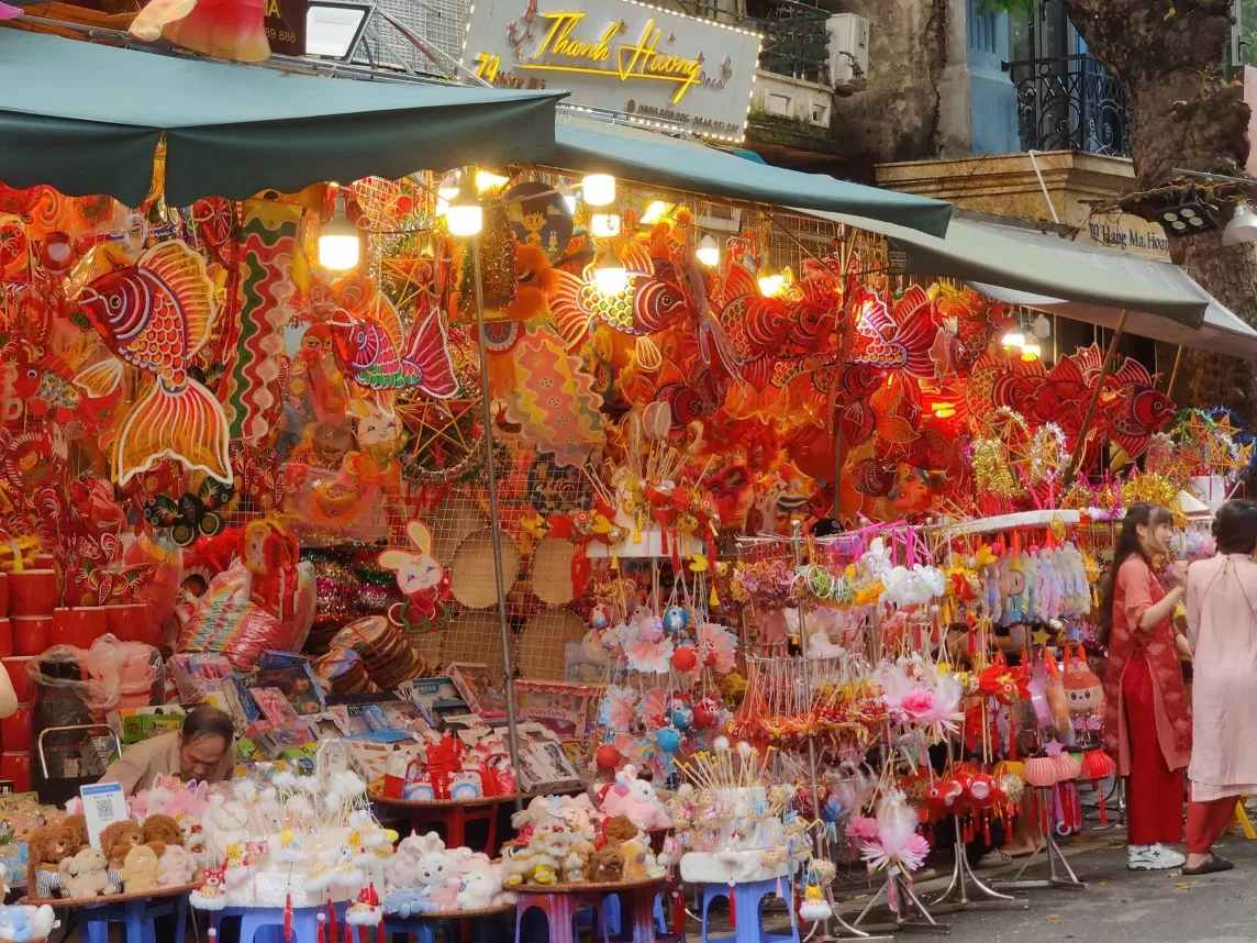 Phố Hàng Mã 'thay áo mới', rực rỡ lung linh chào đón Trung thu