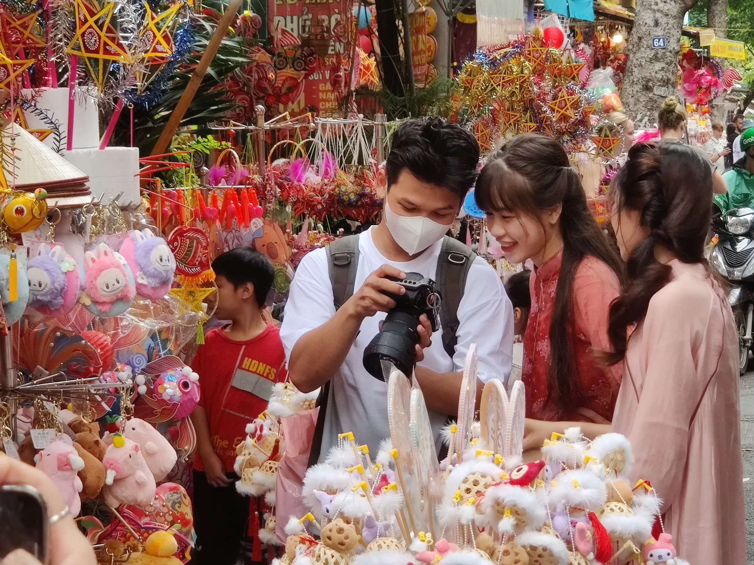 Phố Hàng Mã 'thay áo mới', rực rỡ lung linh chào đón Trung thu