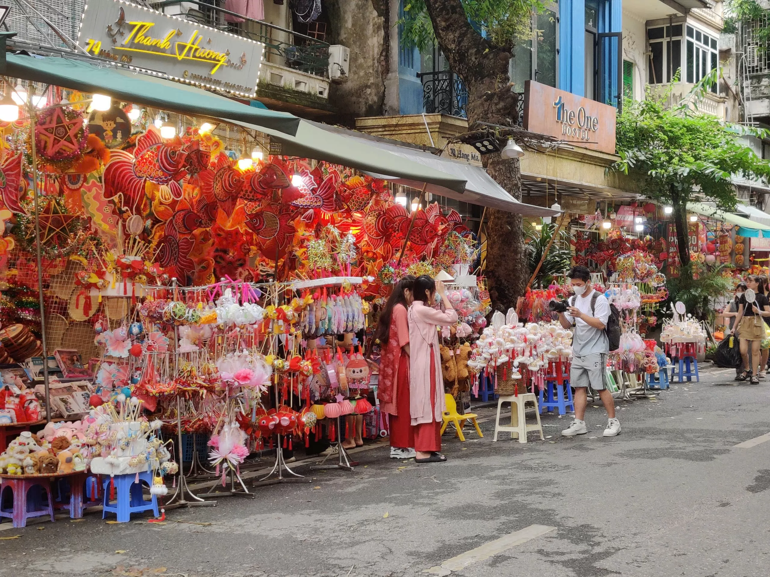 Phố Hàng Mã 'thay áo mới', rực rỡ lung linh chào đón Trung thu