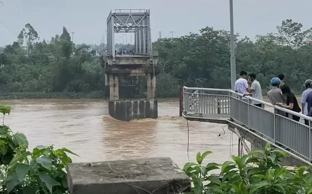 Sập cầu Phong Châu. Ảnh: Báo NNVN