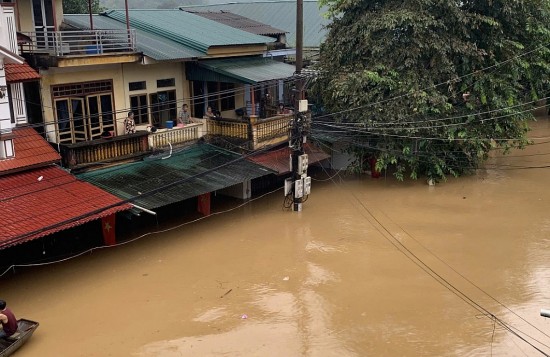 Toàn cảnh: Nhiều địa phương chìm trong biển nước, giao thông bị cô lập hoàn toàn