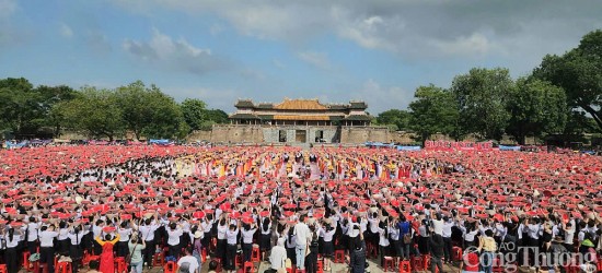 Thừa Thiên Huế: Hàng ngàn chiếc nón gắn cờ tổ quốc cổ vũ chung kết Đường lên đỉnh Olympia