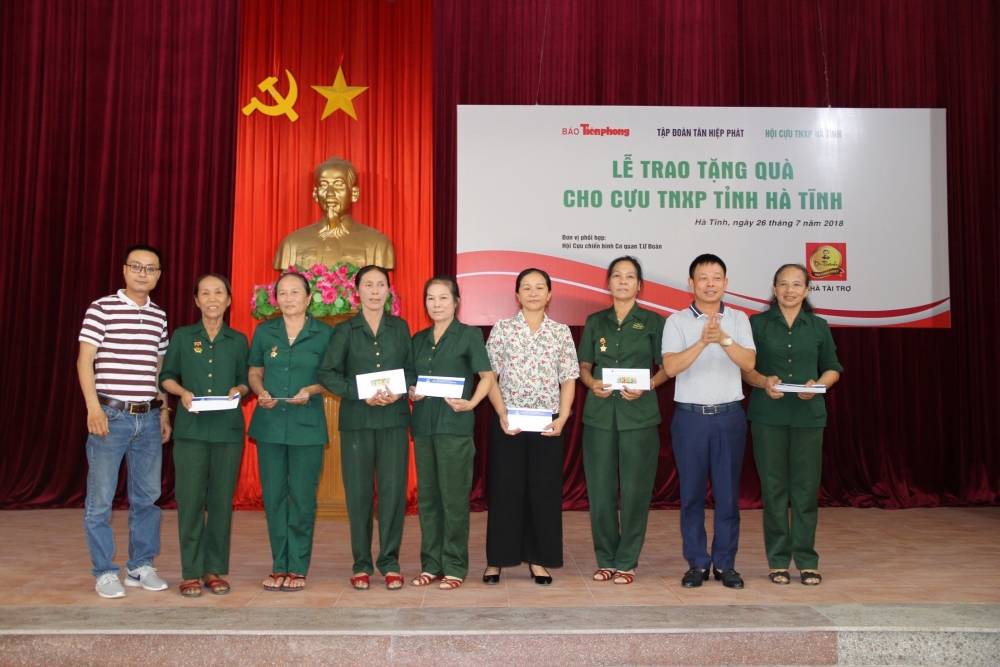 Tập đoàn Tân Hiệp Phát tặng quà cho các cựu thanh niên xung phong tại Nghệ An, Hà Tĩnh