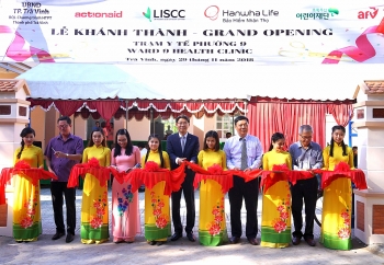 Hanwha Life Việt Nam trao tặng trung tâm y tế cho tỉnh Trà Vinh