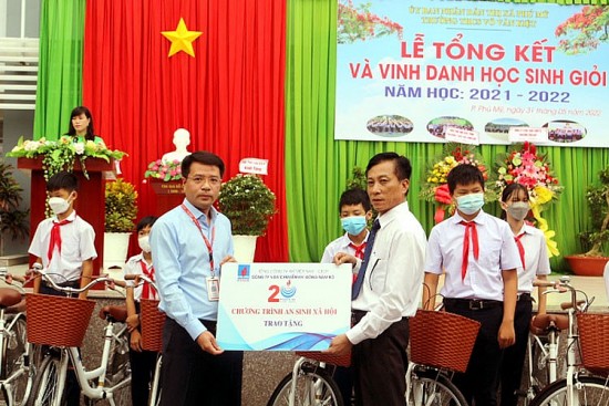 Công ty Vận chuyển khí Đông Nam Bộ trao tặng 100 xe đạp cho học sinh hiếu học Bà Rịa - Vũng Tàu
