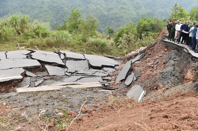 Phó Thủ tướng kiểm tra công tác khắc phục hậu quả mưa lũ tại miền Trung - Ảnh 4.