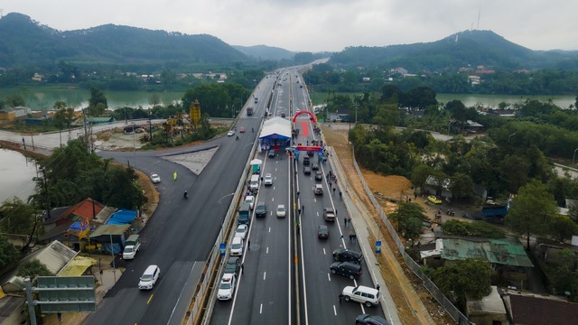 Hình ảnh tuyến cao tốc Cam Lộ - La Sơn vừa khánh thành - Ảnh 4.