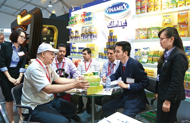 Giới thiệu sản phẩm sữa Vinamilk với khách hàng tại Dubai