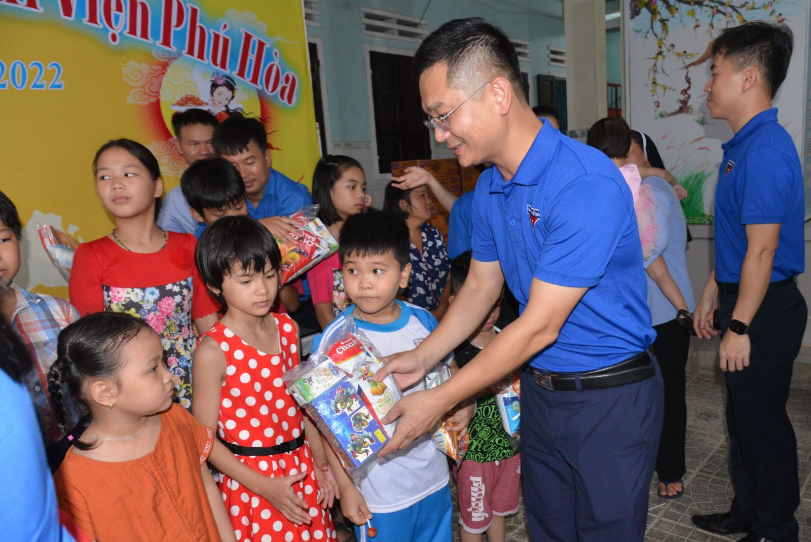 Đoàn Thanh niên BSR: Tặng qùa Trung thu cho các trẻ em khó khăn