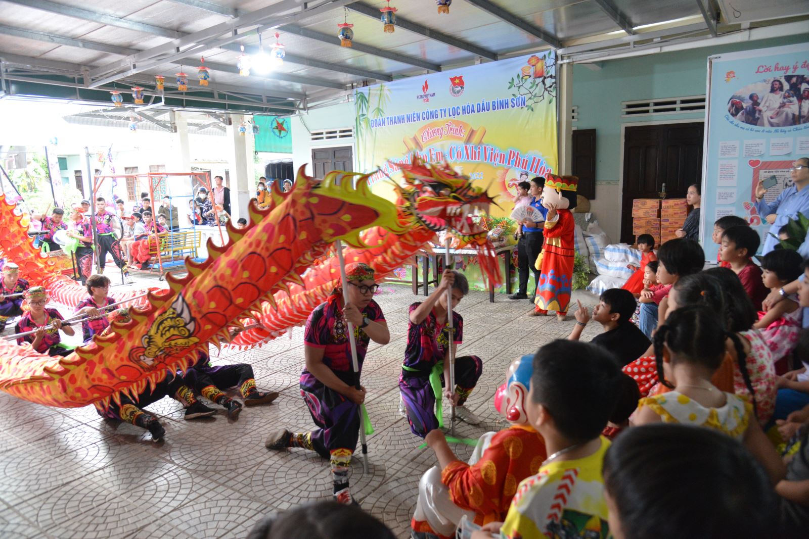 Đoàn Thanh niên BSR: Tặng qùa Trung thu cho các trẻ em khó khăn