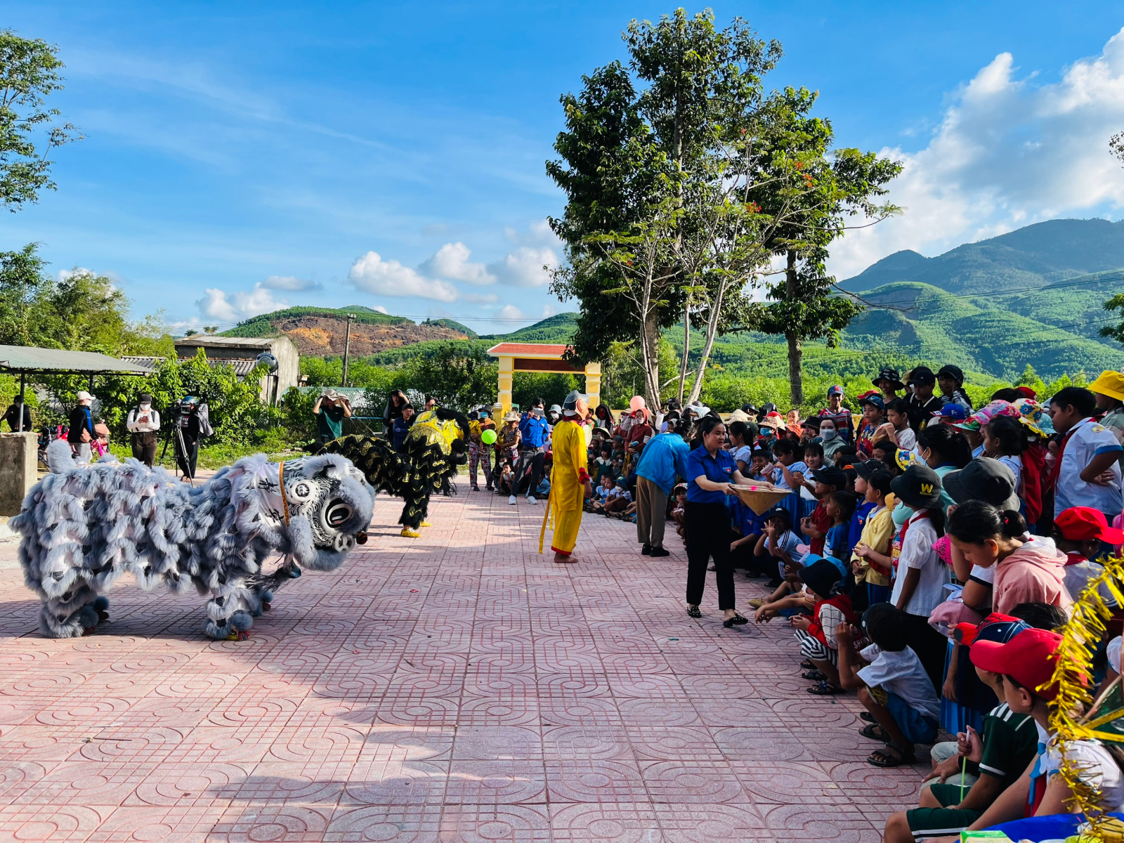 Đoàn Thanh niên BSR: Tặng qùa Trung thu cho các trẻ em khó khăn