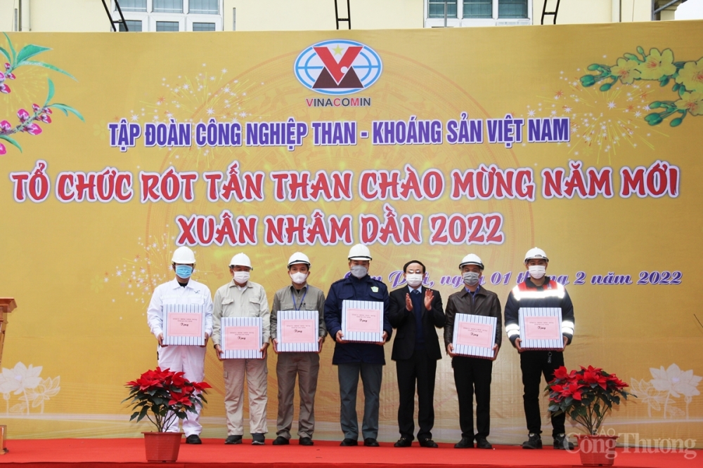 Lãnh đạo tỉnh Quảng Ninh trao quà động viên cán bộ, công nhân viên đang thực hiện nhiệm vụ
