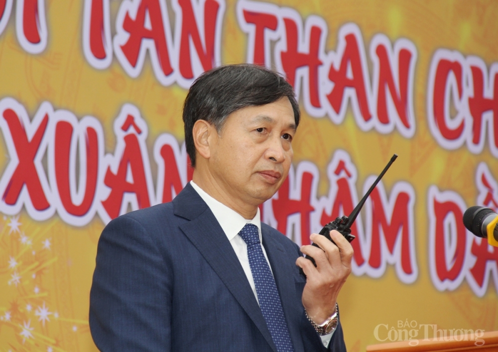 Ông Nguyễn Ngọc Cơ – Phó Tổng Giám đốc Tập đoàn TKV phát lệnh rót tấn than đầu tiên của năm mới Nhâm Dần 2022