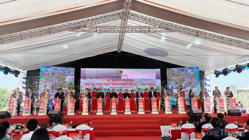 Các lãnh đạo Trung ương, tỉnh Quảng Ninh và chủ đầu tư dự án bấm nút khởi động Dự án Nhà máy Điện khí LNG Quảng Ninh.