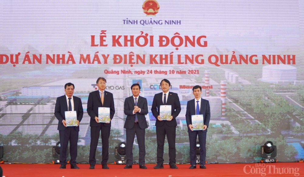Đại diện UBND tỉnh Quảng Ninh trao giấy chấp thuận đầu tư Dự án điện khí LNG Quảng Ninh cho tổ hợp nhà đầu tư PV Power - Colavi - Tokyo Gas - Marubeni.