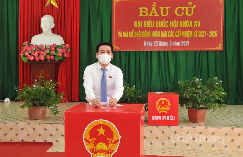 Bộ trưởng Bộ Công Thương Nguyễn Hồng Diên cùng các cử tri tại khu vực bỏ phiếu bầu cử tại huyện Thủy Nguyên, thành phố Hải Phòng