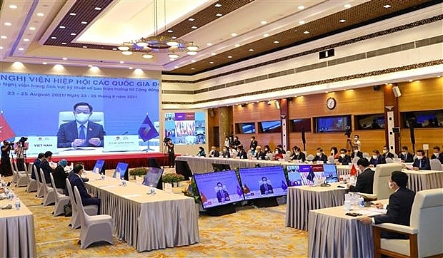 Chủ tịch Quốc hội Vương Đình Huệ với các thành viên Đoàn đại biểu cấp cao Quốc hội Việt Nam dự họp Phiên toàn thể thứ hai AIPA-42, hồi tháng 8/2021