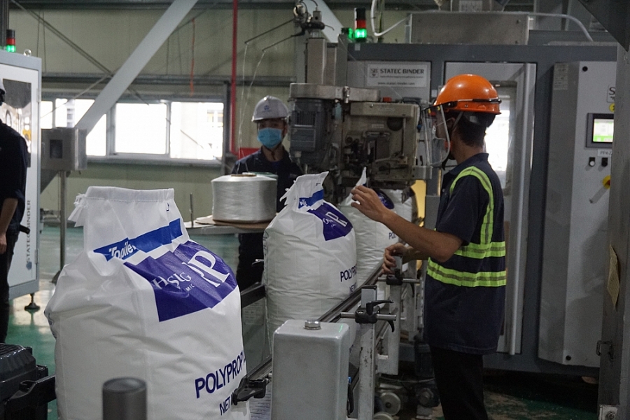 Người lao động đóng gói sản phẩm sợi tại Nhà máy sản xuất Polypropylene (Công ty TNHH Hóa chất Hyosung Vina)