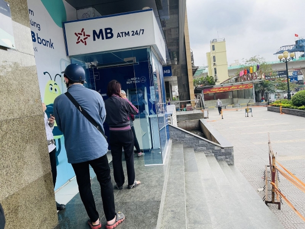 Thích ứng ‘không tiền mặt’, giao dịch rút tiền mặt qua ATM giảm