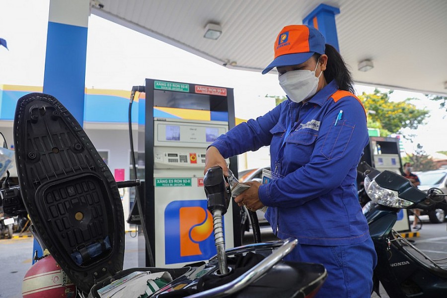 Chuyên gia kinh tế, TS Võ Trí Thành gợi ý hướng giảm giá xăng dầu và hỗ trợ an sinh
