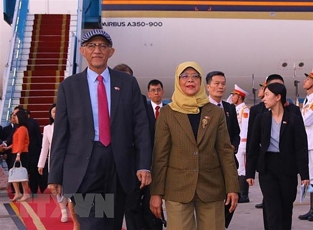 Tổng thống Cộng hòa Singapore Halimah Yacob và Phu quân tại Sân bay Quốc tế Nội Bài, Hà Nội. 