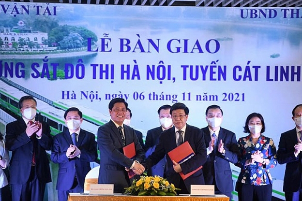 Lãnh đạo Bộ Giao thông Vận tải và thành phố Hà Nội tại lễ bàn giao dự án đường sắt đô thị Cát Linh-Hà Đông