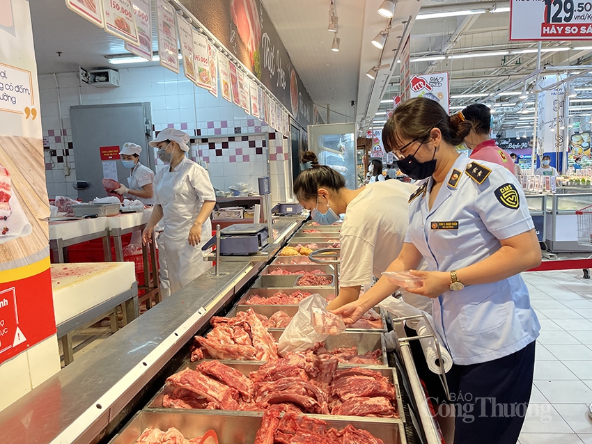 Lượng khách đến siêu thị ổn định trở lại trong ngày đầu Hà Nội siết chặt phòng dịch Covid-19