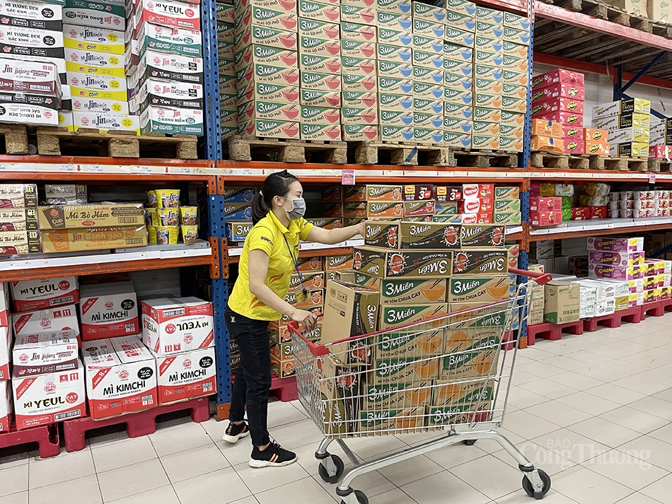 Lượng khách đến siêu thị ổn định trở lại trong ngày đầu Hà Nội siết chặt phòng dịch Covid-19
