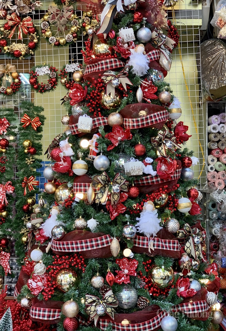 Giá cây thông Noel dao động từ 100.000 đến hơn 2 triệu đồng/cây (tùy vào kích thước từ và đồ trang trí đi kèm).