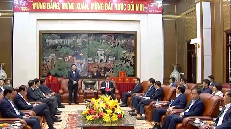Chủ tịch Quốc hội Vương Đình Huệ nói chuyện với cán bộ chủ chốt tỉnh Hưng Yên