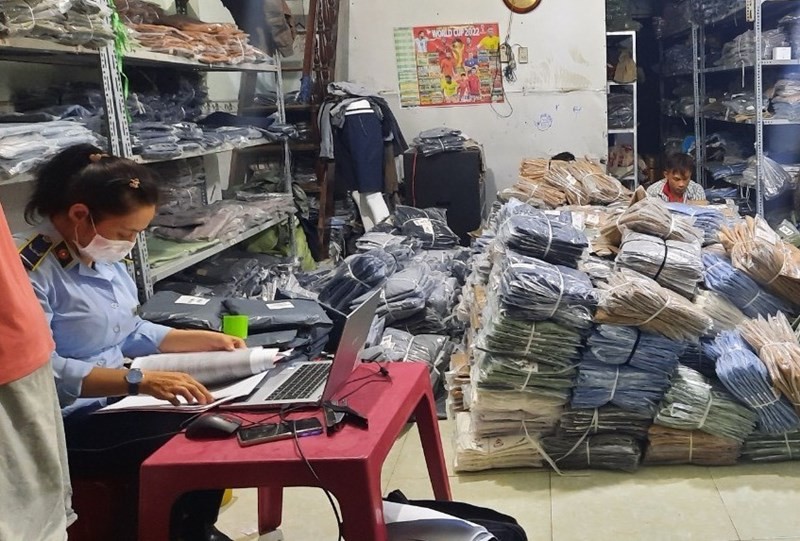 TP Hồ Chí Minh thu giữ kho quần kaki giả mạo thương hiệu Mỹ
