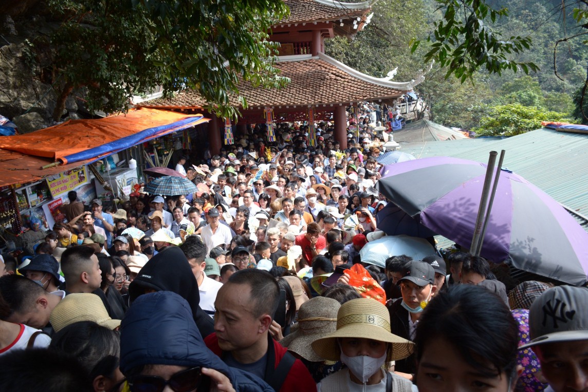 Hàng vạn du khách đến chùa Hương tham quan, lễ phật ngày cuối tuần